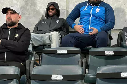 رغم غيابه عن القائمة.. شيكو بانزا يؤازر الزمالك أمام المصري من المدرجات